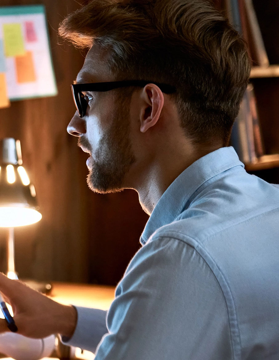 Jeune Homme Travaillant Sur Ordinateur